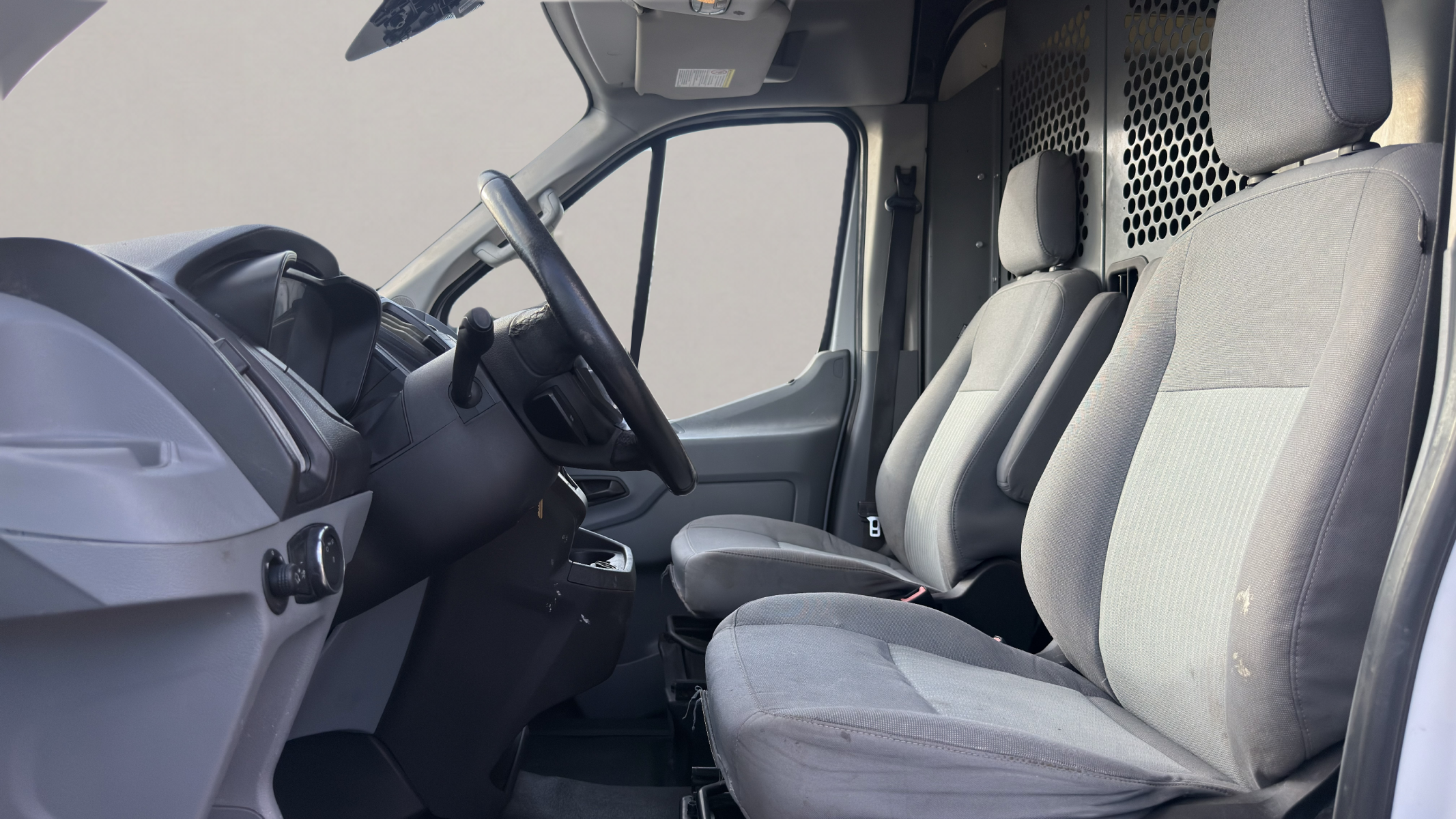 2017 Ford Transit 250 Medium Roof — photo 18